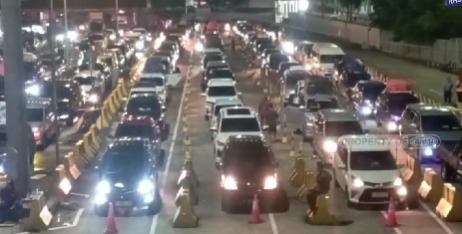Jelang Puncak Arus Mudik, Pelabuhan Merak Padat Antri hingga Cikuasa Atas